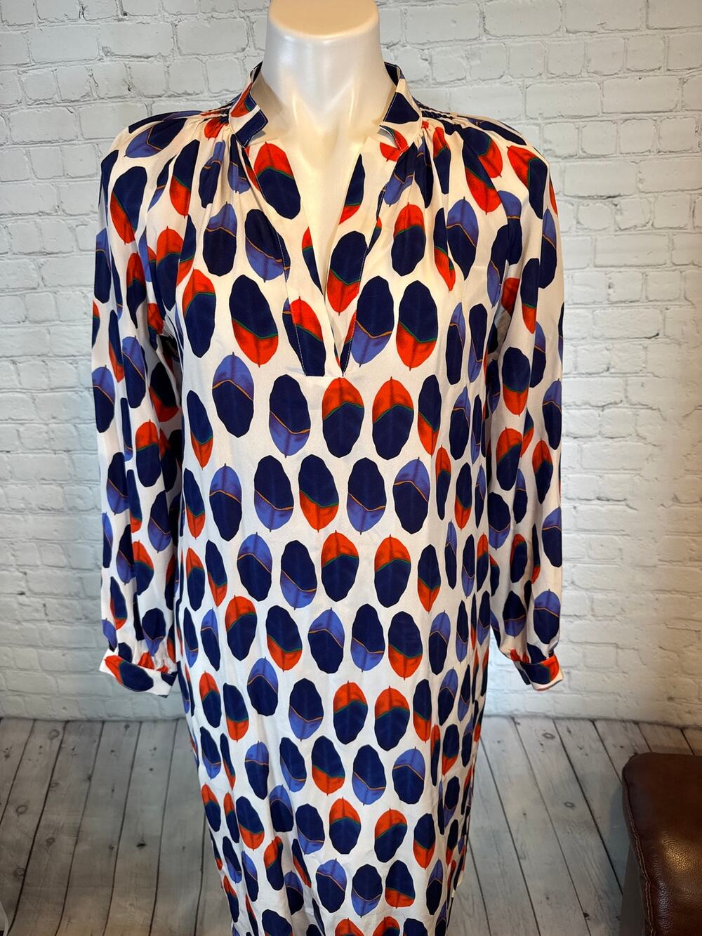 Tucker NYC 100% Silk dress. Size Large. Mini Dress Vintage Retro Feather V-Neck